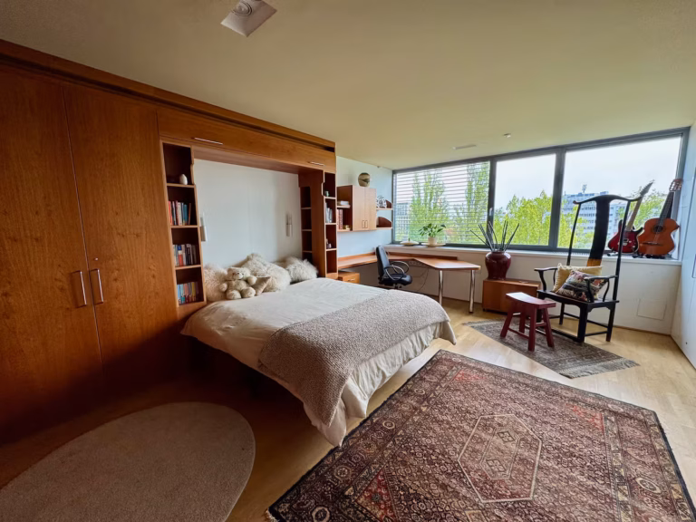 Schlafzimmer mit Qeen-Sized-Bed im Riverside Apartment Vienna