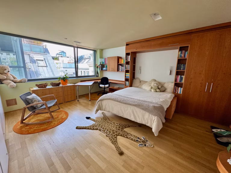 Schlafzimmer mit Qeen-Sized-Bed im Riverside Apartment Vienna